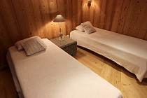 Le Peclet **** - slaapkamer met 2 1-persoonsbedden en lampje